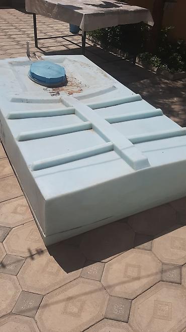 Baklar və çənlər: İşlənmiş 1 tonluq plastmas yastı kvadrat su çəni satılır .Ünvan — 3