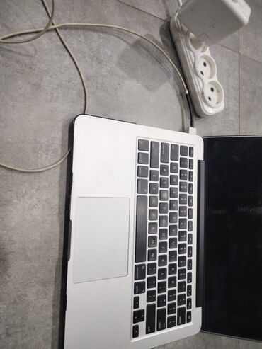 Apple MacBook: Apple MacBook noutbuku - Gümüş/alüminium korpus, qara arxa qapaqda -da lalafo.az — 4 Apple MacBook: Apple MacBook noutbuku - Gümüş/alüminium korpus, qara arxa qapaqda — 4