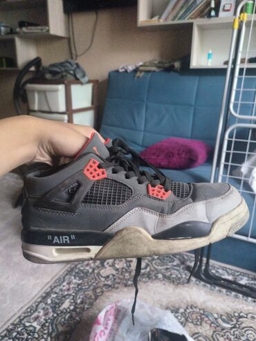 джорданы женские: Эркектердин кроссовкасы, 41, Air Jordan, Колдонулган, түсү - Боз, Акылуу жеткирүү, Өзү алып кетүү