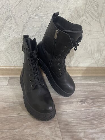 черная обувь: Зимние женские кожаные ботиночки, надела 1раз, не подошел размер
