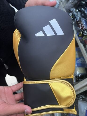 тактические перчатки: Боксёрские перчатки черно‑золотого цвета. Характеристики: - Формат