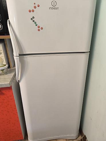 Холодильник Indesit, классический двухкамерный, белый. - Верхняя