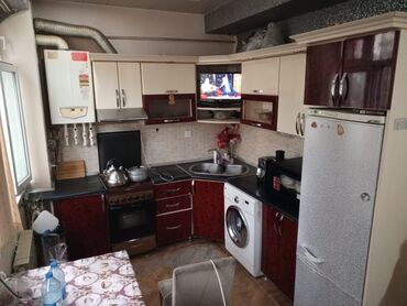 белый офисный стол: Kuxna mebeli. 2.70. bir terefi 2.30 eni 60 qiymeti 300 manat Soyducu
