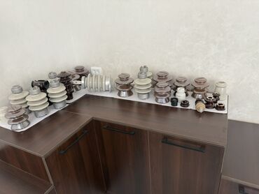 плита прикрития: Коллекция керамических электрических изоляторов различных форм и
