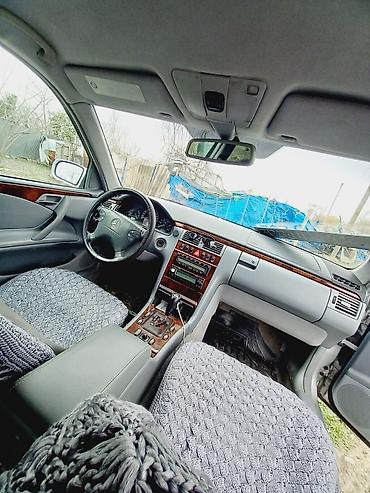 Mercedes-Benz: Mercedes-Benz E‑Class W210 sedan - Kuzov: sedan, gümüşü rəng - — 9