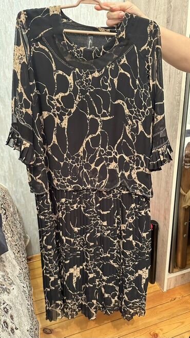 Dəstlər, kostyumlar: Qara rəngdə zərli və mirvari bəzəkli iki hissəli dəst: - Üst: qısa — 8