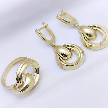 Серьги: Пара элегантных золотистых сережек с английским замком. Каждая сережка — 19