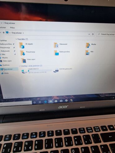 Acer: Acer laptop u srebrnoj boji, pogodan za svakodnevnu upotrebu. Tanak — 7