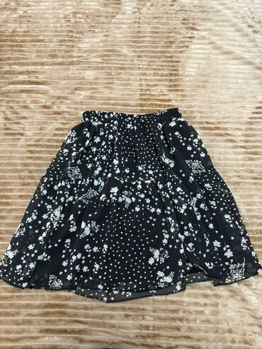 женские кофты с вырезом: Az geyinilmiş Qadın ətəyi – qara rəngdə, ağ çiçək və xırda nöqtə