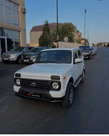 Skoda: Lada Niva urban tipli ağ rəngli SUV - Kuzov: 3 qapılı, ağ rəng, qara