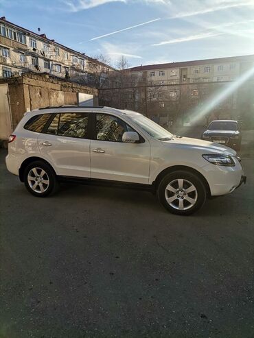 Hyundai: Hyundai Santa Fe – ağ rəngli, 5 qapılı SUV. Əsas xüsusiyyətlər: - — 8