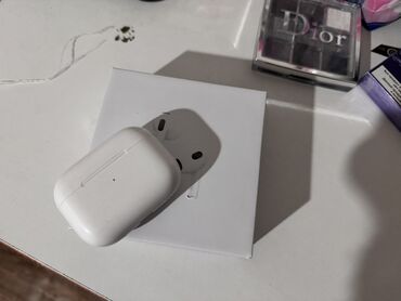футляр для наушников: (AirPods Pro) с вакуумом и без вакуума две пары новых наушников, сама