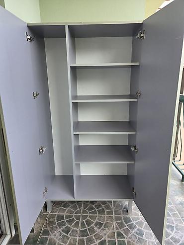 Ormari: 2 Siva dvokrilna ormana sa policama - Materijal: pločasti materijal — 2