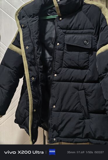 Пуховики и зимние куртки: Трендовый утеплённый зимний пуховик с акцентной отделкой — тепло — 10