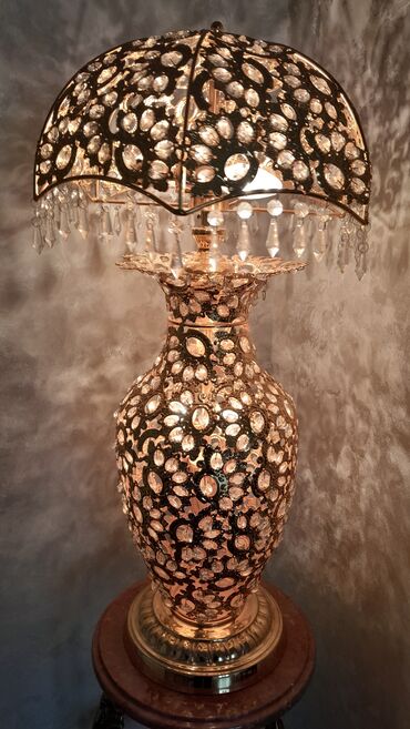 masaüstü lampa: Pultnan idarə olan lampa yst hissəsi zont firlanir alt hissəsi ayri