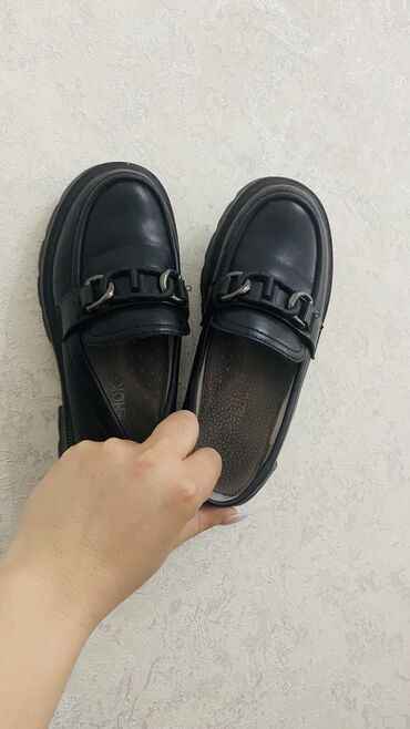мужские туфли бу: Продам туфли для девочки, Б/У состояние отличное, 34 размер, стали