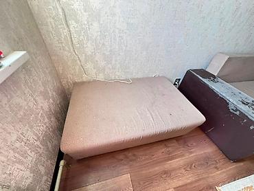sofa: Прямой диван с широкой посадкой и низкими подушками-спинками. - — 4