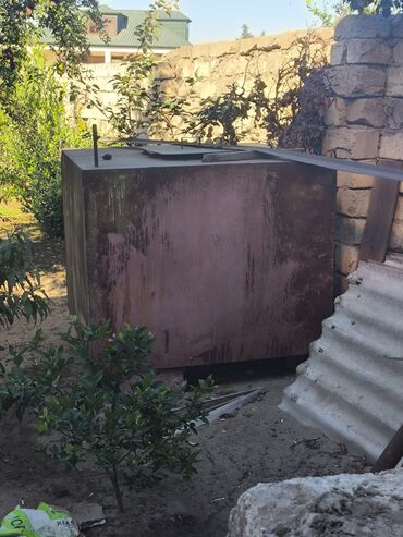 dəmir su çənləri: Metal su çəni, açıq havada istifadə üçün nəzərdə tutulmuşdur