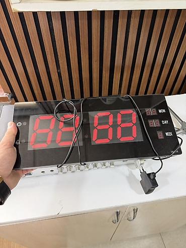 sufre dekoru: Divar saatları, Elektron, Arxa işıq — 4