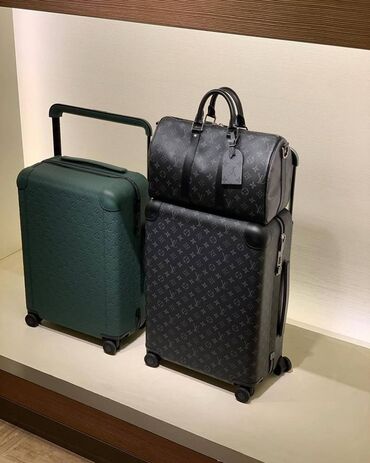 хозяйственная сумка на колесах: Комплект дорожных аксессуаров Louis Vuitton: - Чемодан на 4 колёсах