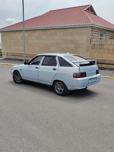 Açiq mavi rəngli, dördqapılı VAZ-2112 sedan modeli. Avtomobilin arxa