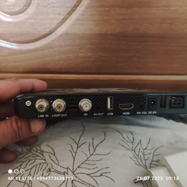 İnformatika: CONNECTTV brendinin qara rəngli rəqəmsal peyk qəbuledicisi. Bu