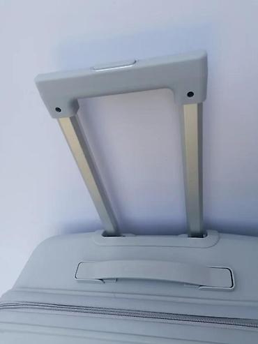 Putni koferi i torbe: Veliki kofer na točkiće – tvrda školjka, sivi - Materijal: tvrda — 10