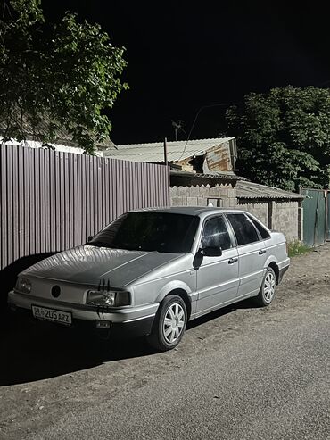 Volkswagen: Volkswagen Passat: 1988 г., 1.8 л, Механика, Бензин, Седан