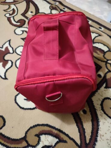 красная сумка: Продается сумка, новая, толком не пользовались, для косметики