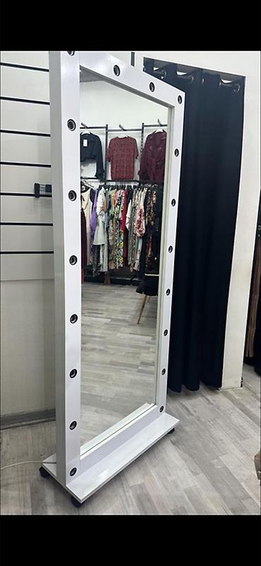 tebi sac satisi: Vizaj güzgüsü – LED işıqlar üçün yuvalı, ağ çərçivəli, tam boy stend — 1