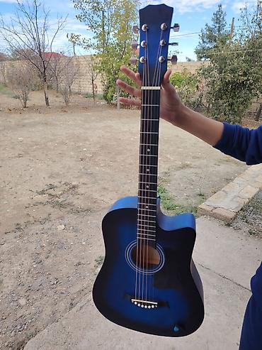 rock gitara: Akuistik gitara – kəsik (cutaway) korpuslu, mavi-qara keçid rənglə. - — 1