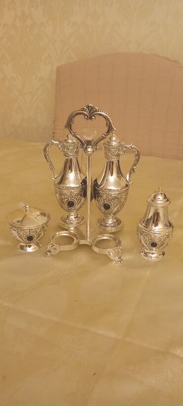 Mətbəx aksesuarları: May Flower brendinin gümüşü rəngli qabları, yağ və sirkə üçün iki ədəd