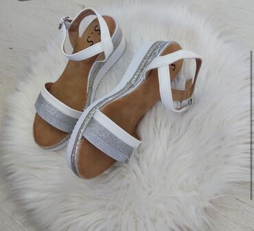 sandale bata zenske: Sandals