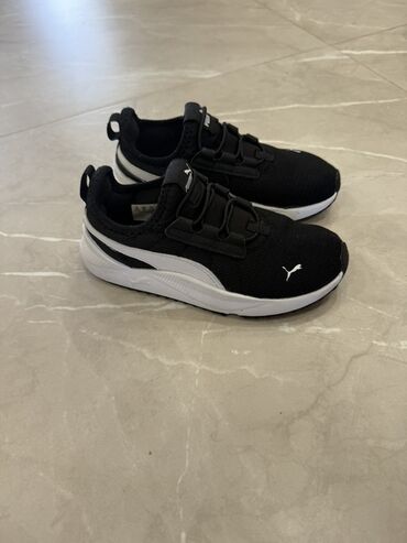 спортивные костюмы для женщин: Черные кроссовки Puma 30 размер с белой подошвой и характерным