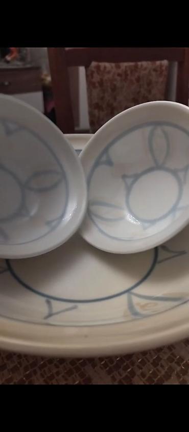 fon: Porcelain qab dəsti – klassik ağ fonda zərif açıq-mavi naxışlarla — 2