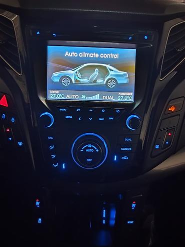i40: Hyundai i40: 2 l | 2012 il Sedan — 5