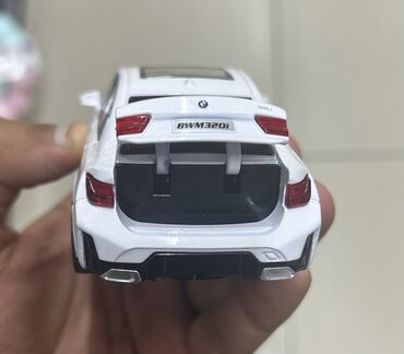 Avtomobil modelləri: Miqyaslı model avtomobil – BMW M3 sedan, ağ rəngdə - Korpus: detallı — 7