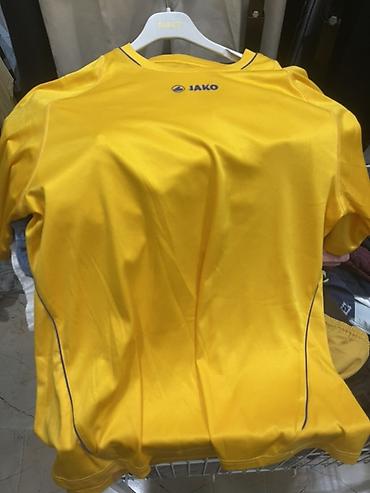 Kişi geyimləri: JAKO brendinin futbol maykası - Rəng: sarı, mavi detallarla - Arxa — 2