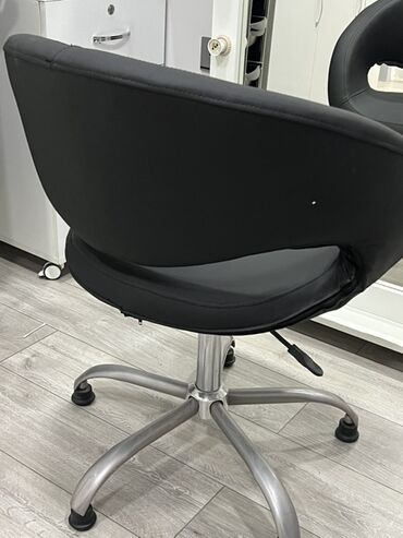 tek adamliq carpayi: Salon üçün döner kreslo - Material: qara rəngli eko–deri oturacaq və