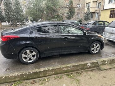 hunday ax35: Hyundai Elantra: 1.8 l | 2013 il Sedan