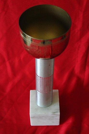 Stilski postamenti: STARI PEHAR | Stari pehar sa mermernim postoljem, visok oko 39 — 10