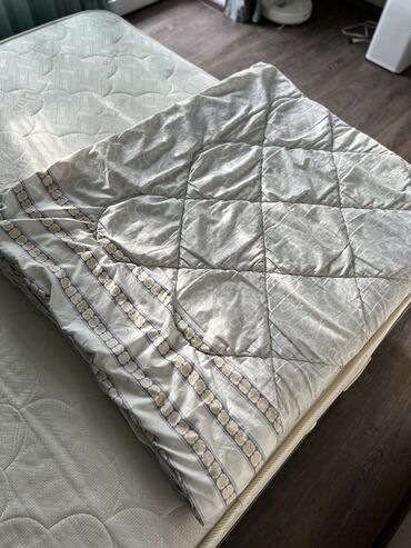 хвост одеяло: Продаю 2х спальное теплое одеяло! В отличном состоянии! Срочно!