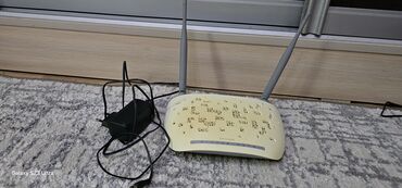 Модемы и сетевое оборудование: Беспроводной маршрутизатор TP-Link в светло-бежевом корпусе с двумя