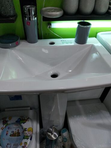 Ağ rəngli keramika lavabo standart formalı, hamam otaqları üçün