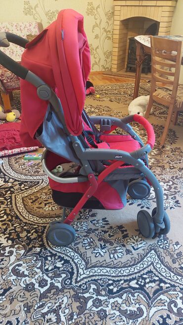 kiraye usaq geyimleri: Klassik gəzinti arabası, Chicco, Ünvandan götürmə