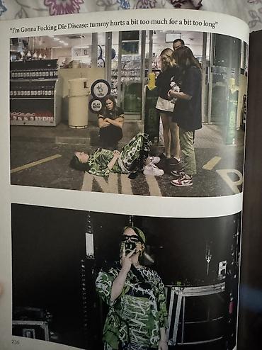 Книги и журналы: Фотокнига Billie Eilish с её автографом! Включает редкие фотографии — 4