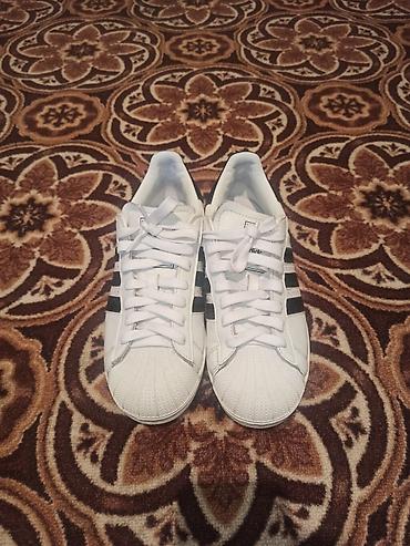 бут кимдер: Эркектердин кроссовкасы, 43, Adidas, Колдонулган, түсү - Ак — 4