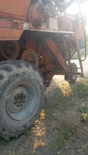 гидравлический домкраты: Комбайн зерноуборочный (классическая шахматная схема очистки, шнековый