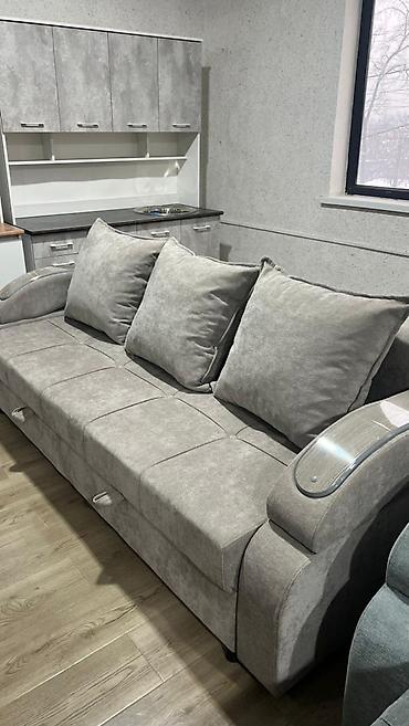 sofa: Прямой диван с подлокотниками под дерево и объемными подушками длина — 6