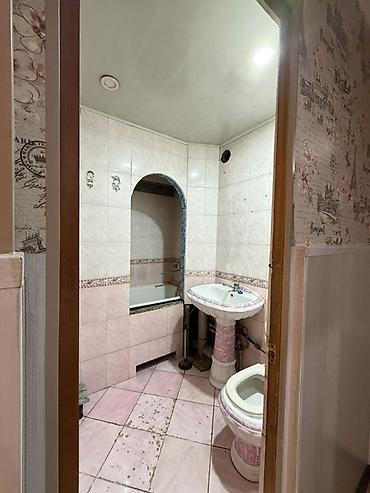 общежитье: 2 комнаты, 45 м², парк Фучика Общежитие, 3 этаж, Старый ремонт — 1